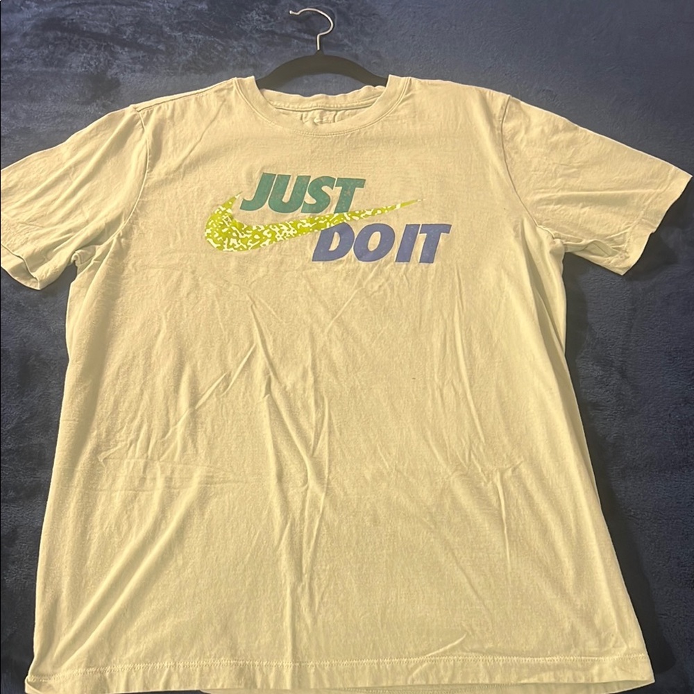 *NEW* Nike Just Do It T-Shirt in Cream (Medium)
